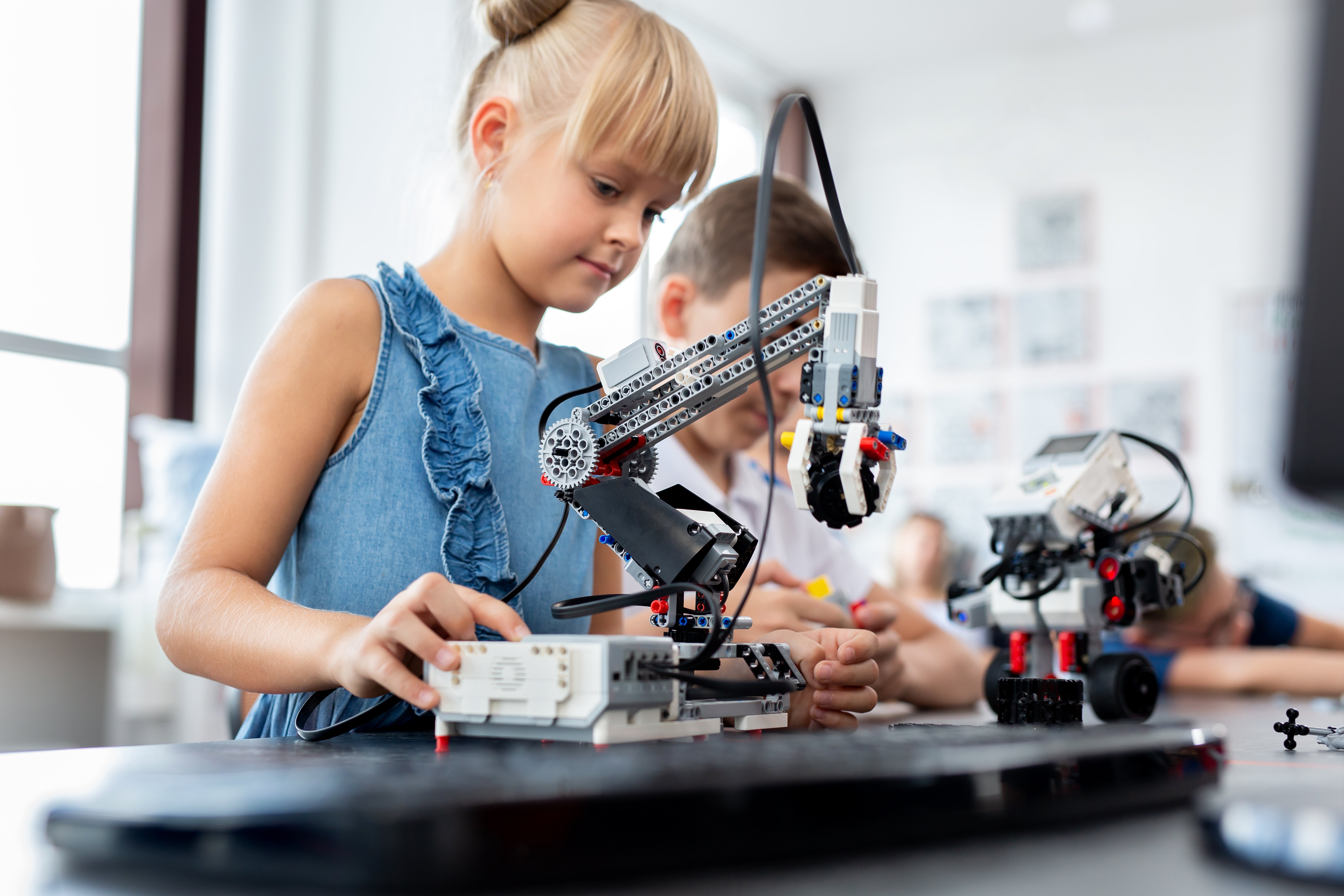 children-in-a-robotics-class-in-the-classroom-2022-02-22-03-51-28-utc